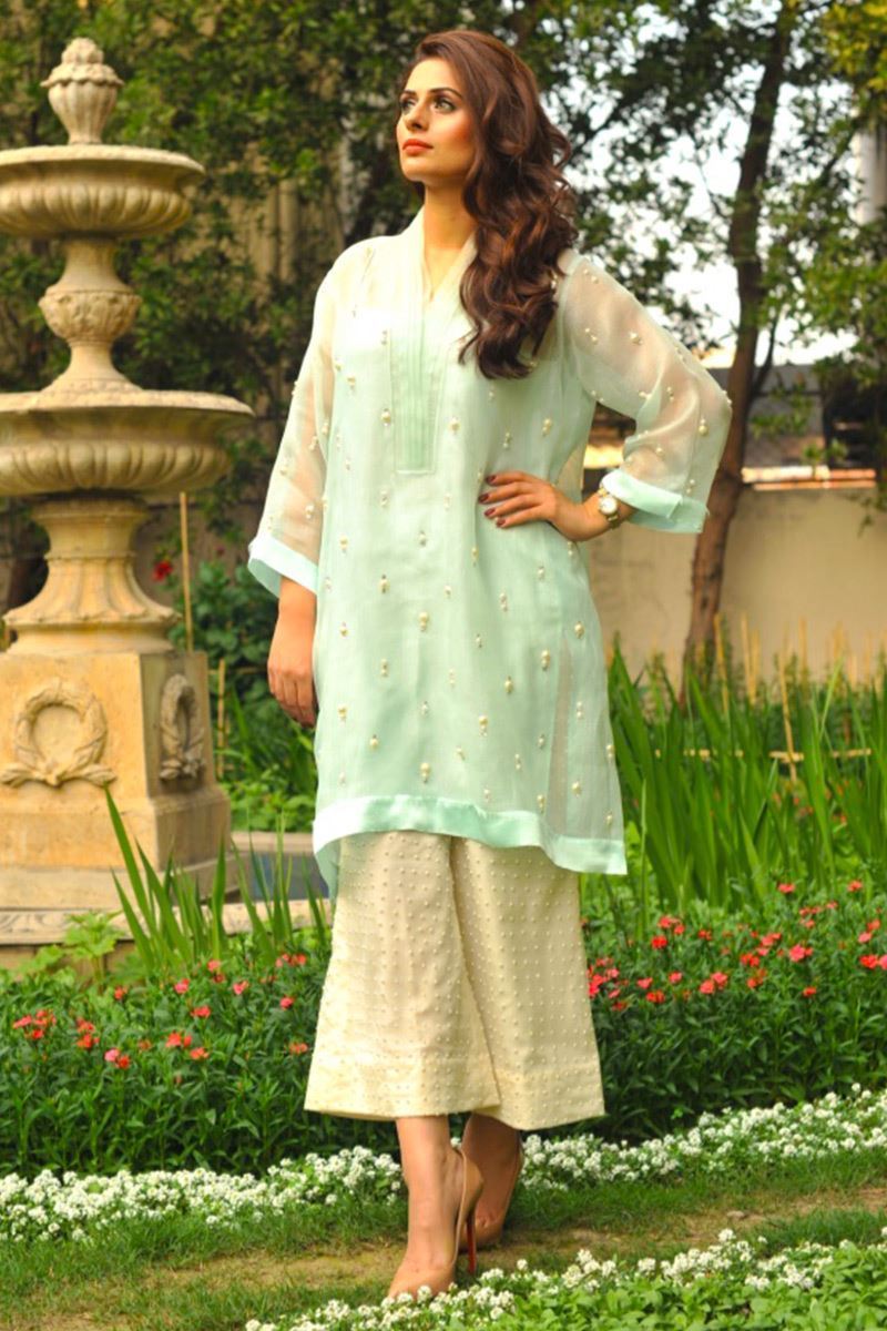 Picture of Pearl on glitter