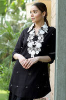 Picture of Black chikan lace collar