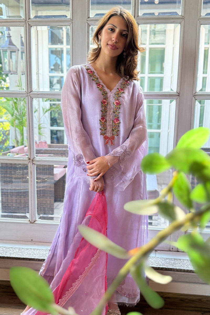 Picture of Roses And Bow Lilac With Pants