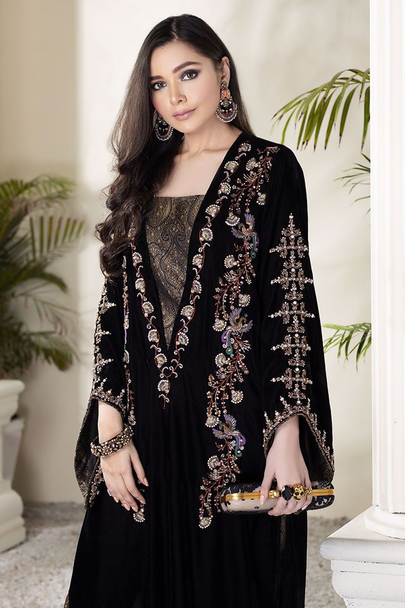 Picture of Antique bail on velvet with pants