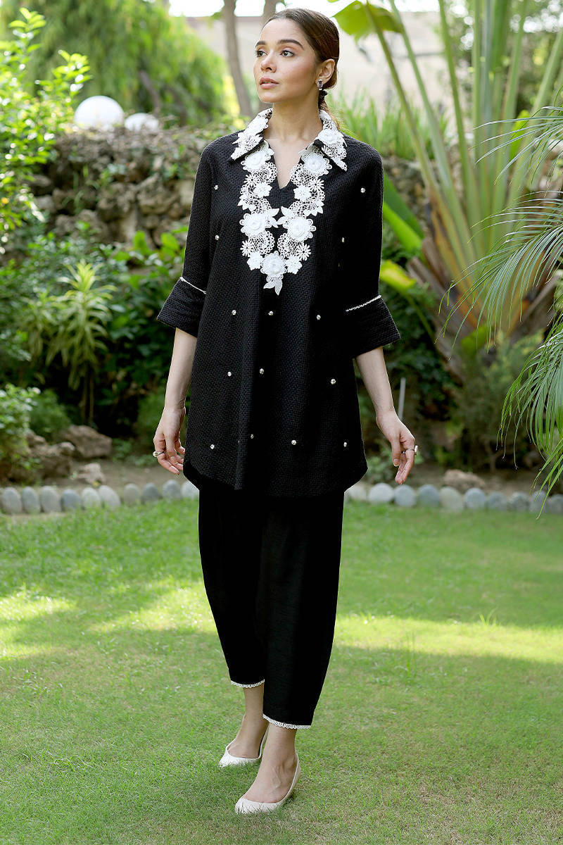 Picture of Black Chikan Lace Collar
