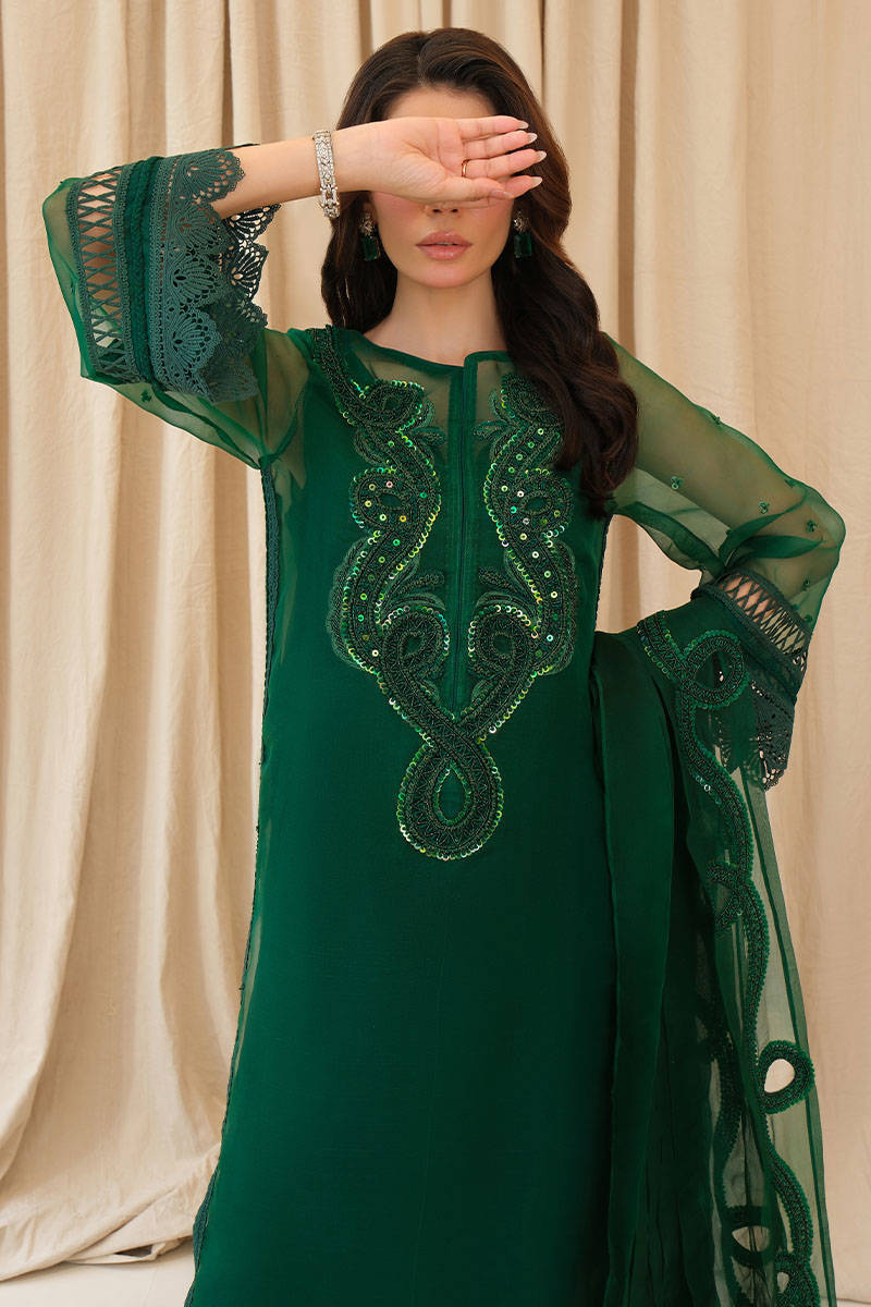 Picture of Zareen with pants